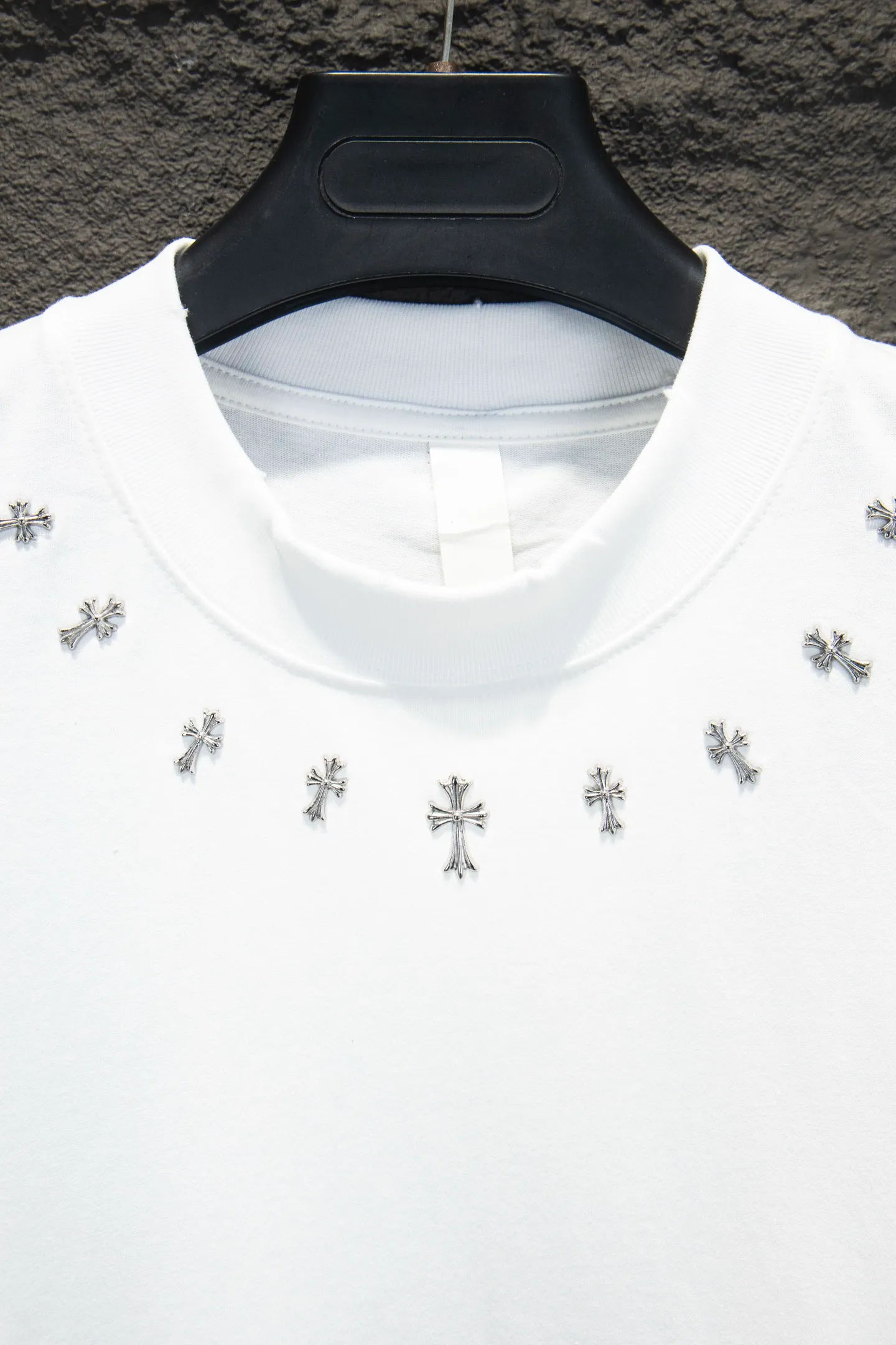 P190 🆕Chrome Hearts os version is really charming and Chrome Hearts is really a must-have. Each season's new version is made to the extreme. It is very practical and can be worn casually. Nice✔️ - ⚠️100% cotton. Made of 32-count double yarn, 260-gram weight fabric and imported knitted carded cotton. The thickness is moderate, drapey and contoured, and the upper body is comfortable! ! It is very tolerant to fat body types and can instantly lose five pounds after wearing it!  Front panel #Back panel Neckline Bronzing elements# Imported hardware heavy craftsmanship and imported accessories. The body is washed, fried, frayed and added with handmade elements, which greatly increases the interest of the clothing; unique visual effects. The special fraying effect creates a unique distressed effect. The addition of handmade elements to the body greatly increases the interest of the clothing; it has a unique visual effect. After special fraying effect treatment, a unique distressed effect is formed. An irregular hem is added to the version. This year, Crow Heart is focusing on the version. In the past two years, the oversize version has become the focus of the trend. It has also been a popular staple in the past two years. The change of designers has made this brand an instant hit. The progressive fashion of the times also needs the blood impact of fresh elements and trendy designs in order to continue its glory! It’s stylish both inside and outside, a must-have for high street travel! An absolute "eye-catching style" that can match couples 💏 Color: washed black and white Size: S M L XL